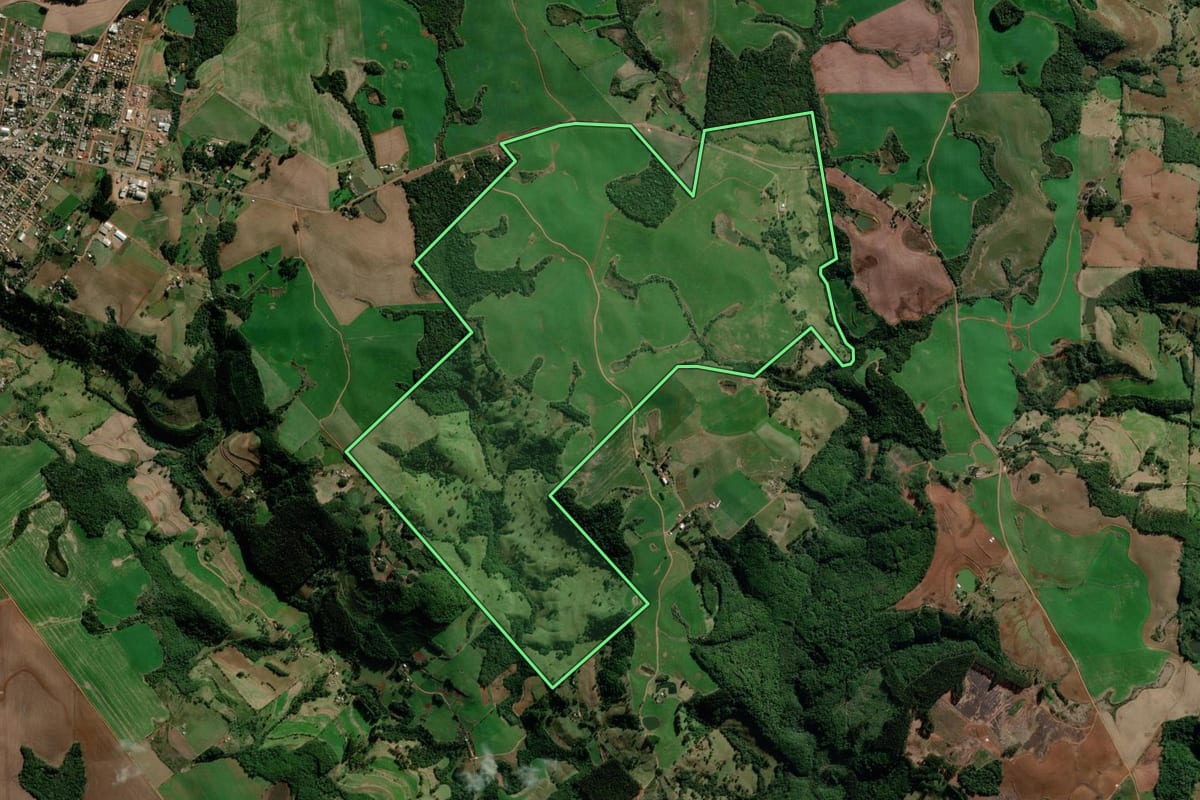 Imagem de satélite do imóvel rural em Campo Erê (SC), com o contorno declarado no CAR desenhado por cima.