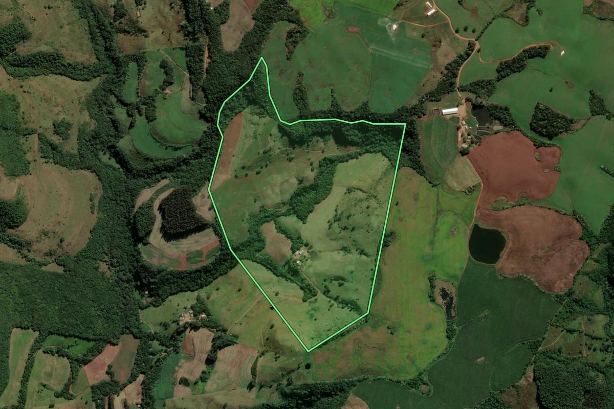 Imagem de satélite do imóvel rural em Campo Erê (SC), com o contorno declarado no CAR desenhado por cima.