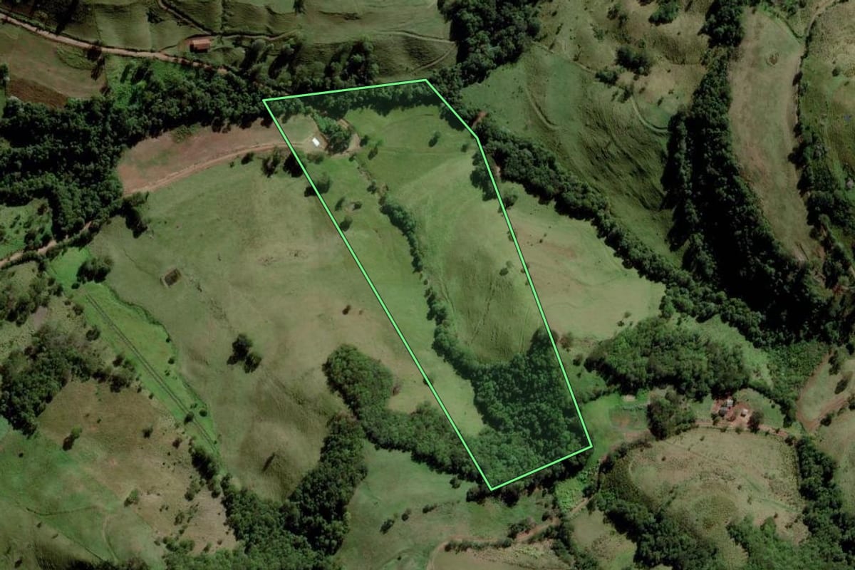 Imagem de satélite do imóvel rural em Campo Erê (SC), com o contorno declarado no CAR desenhado por cima.