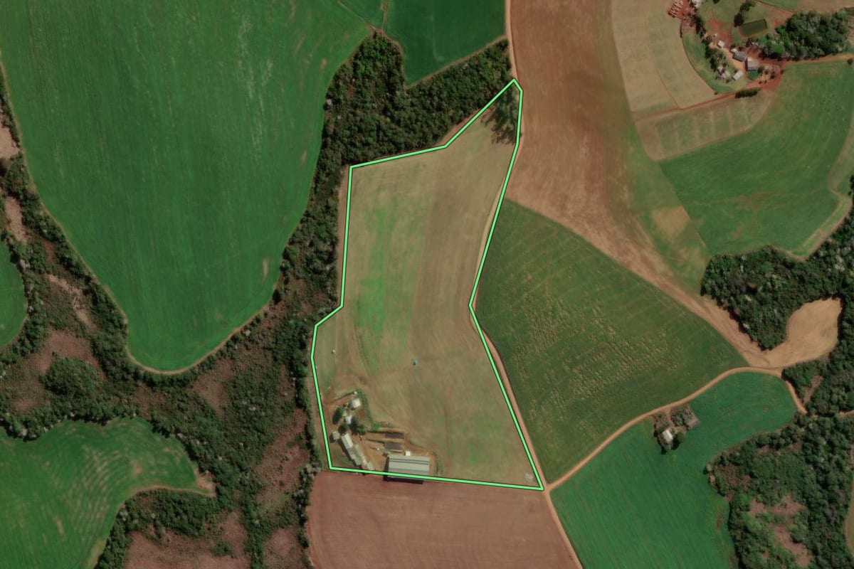 Imagem de satélite do imóvel rural em Campo Erê (SC), com o contorno declarado no CAR desenhado por cima.