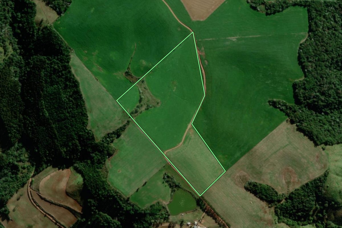 Imagem de satélite do imóvel rural em Campo Erê (SC), com o contorno declarado no CAR desenhado por cima.