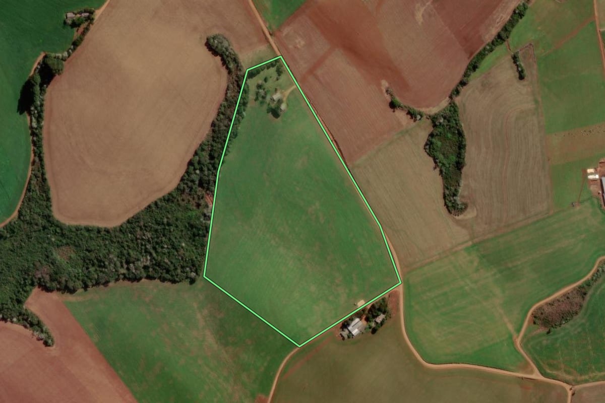 Imagem de satélite do imóvel rural em Campo Erê (SC), com o contorno declarado no CAR desenhado por cima.