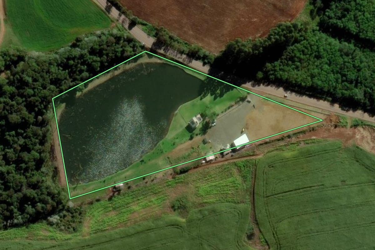 Imagem de satélite do imóvel rural em Campo Erê (SC), com o contorno declarado no CAR desenhado por cima.