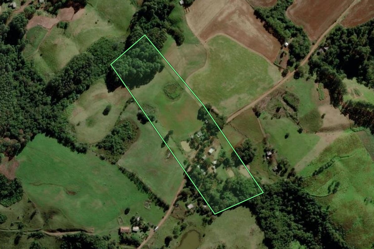Imagem de satélite do imóvel rural em Campo Erê (SC), com o contorno declarado no CAR desenhado por cima.