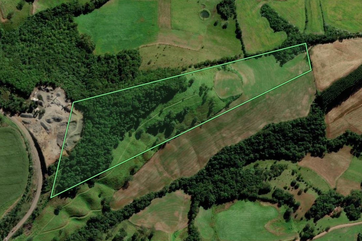 Imagem de satélite do imóvel rural em Campo Erê (SC), com o contorno declarado no CAR desenhado por cima.