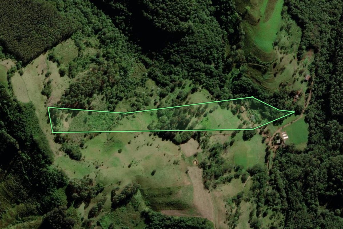 Imagem de satélite do imóvel rural em Campo Erê (SC), com o contorno declarado no CAR desenhado por cima.