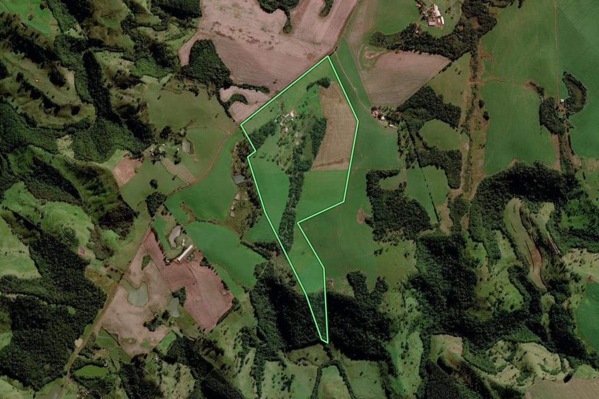 Imagem de satélite do imóvel rural em Campo Erê (SC), com o contorno declarado no CAR desenhado por cima.