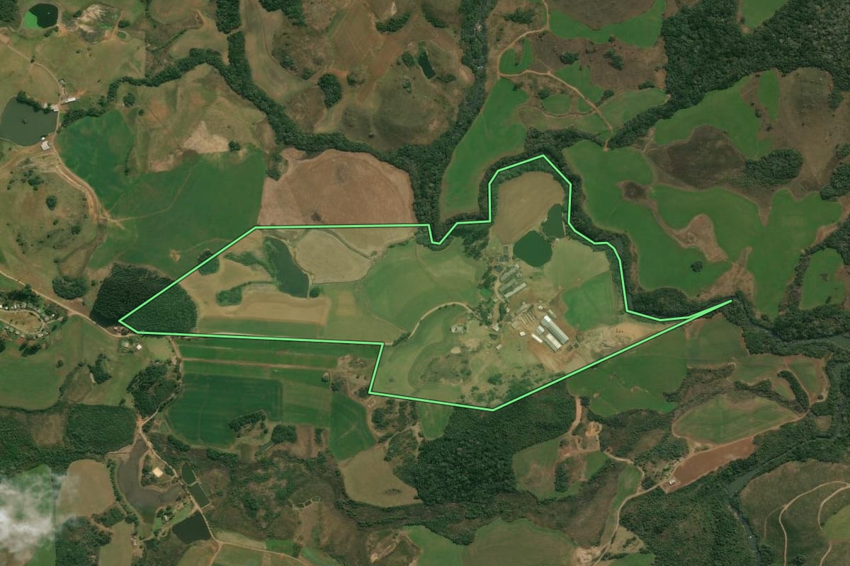 Imagem de satélite do imóvel rural em Campos Novos (SC), com o contorno declarado no CAR desenhado por cima.