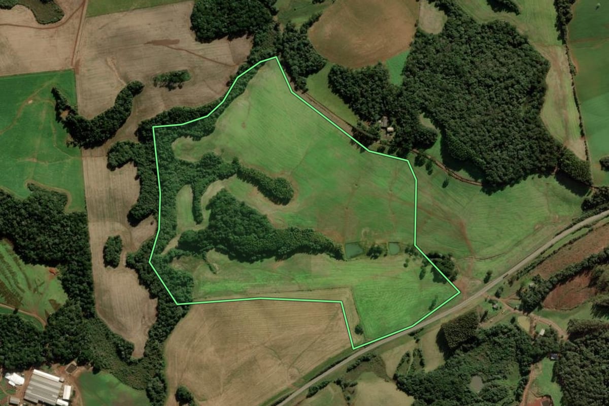 Imagem de satélite do imóvel rural em Campos Novos (SC), com o contorno declarado no CAR desenhado por cima.
