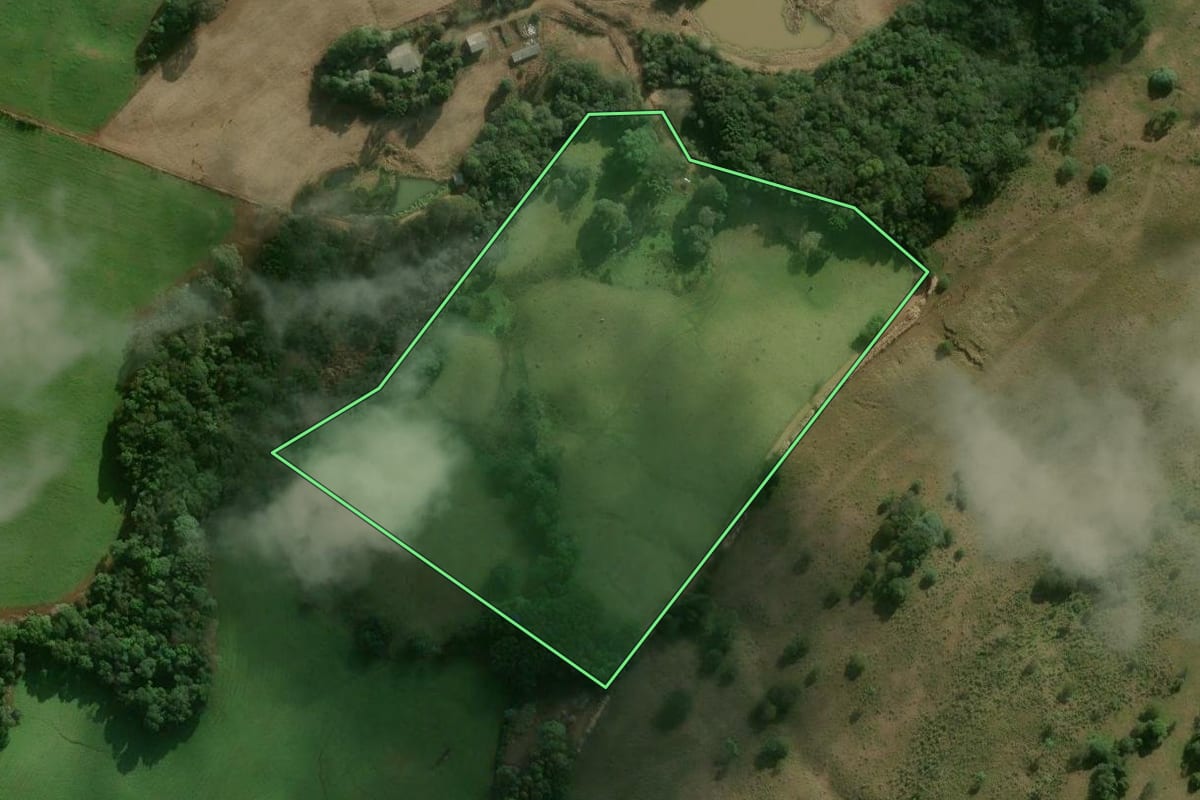 Imagem de satélite do imóvel rural em Campos Novos (SC), com o contorno declarado no CAR desenhado por cima.