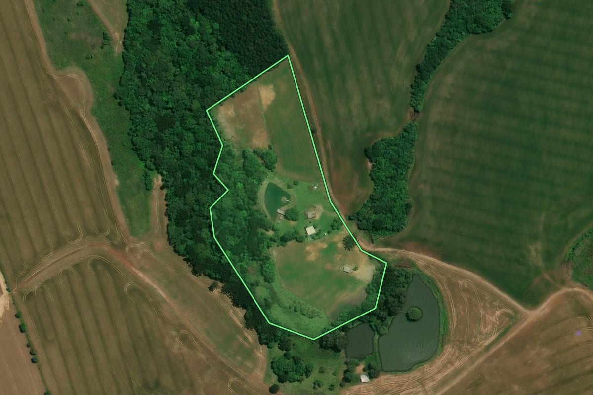 Imagem de satélite do imóvel rural em Campos Novos (SC), com o contorno declarado no CAR desenhado por cima.