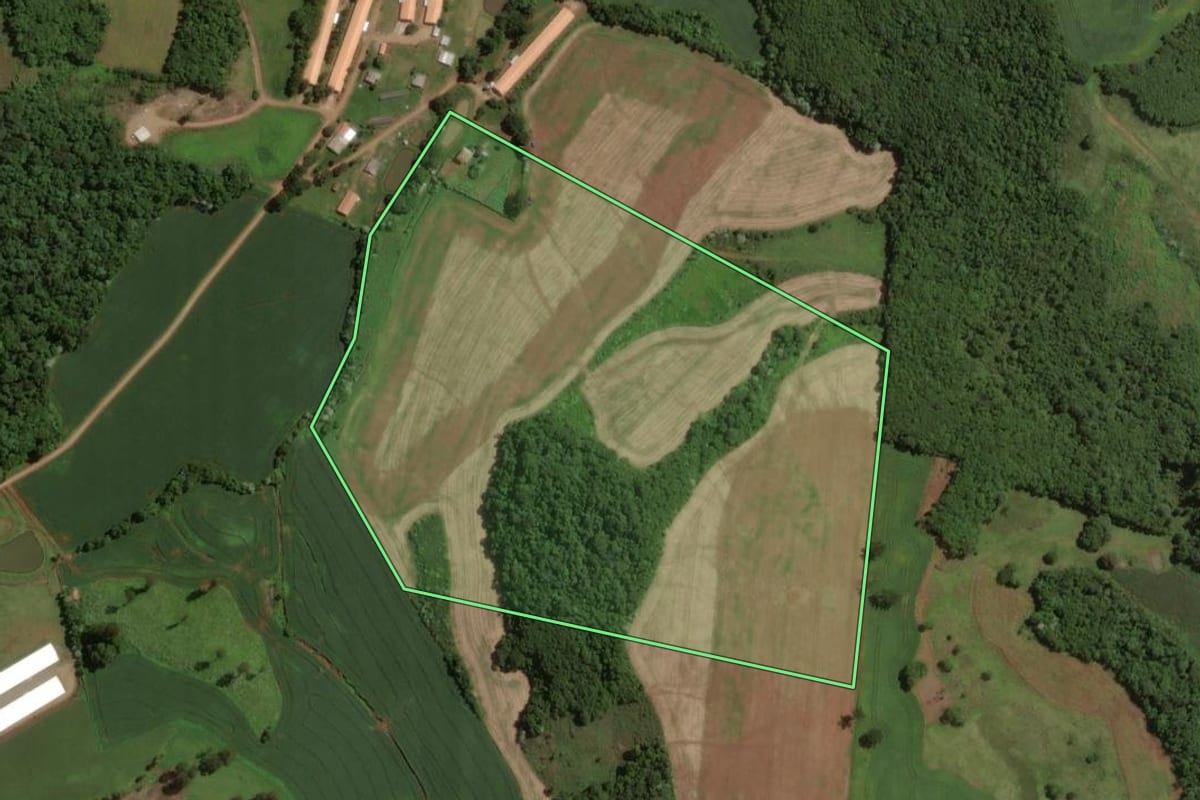 Imagem de satélite do imóvel rural em Campos Novos (SC), com o contorno declarado no CAR desenhado por cima.