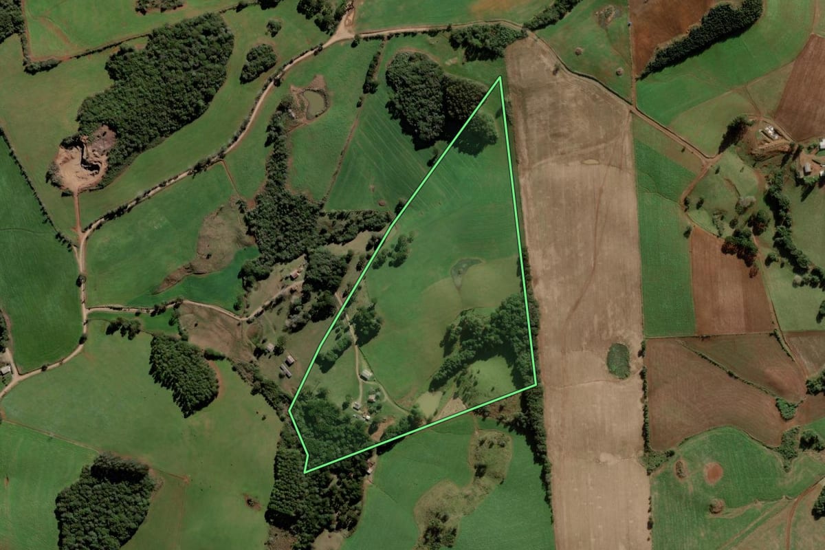 Imagem de satélite do imóvel rural em Campos Novos (SC), com o contorno declarado no CAR desenhado por cima.