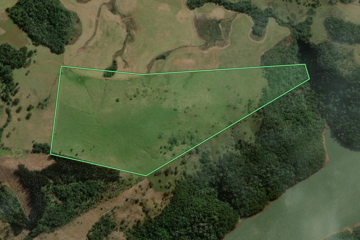 Imagem de satélite do imóvel rural em Campos Novos (SC), com o contorno declarado no CAR desenhado por cima.