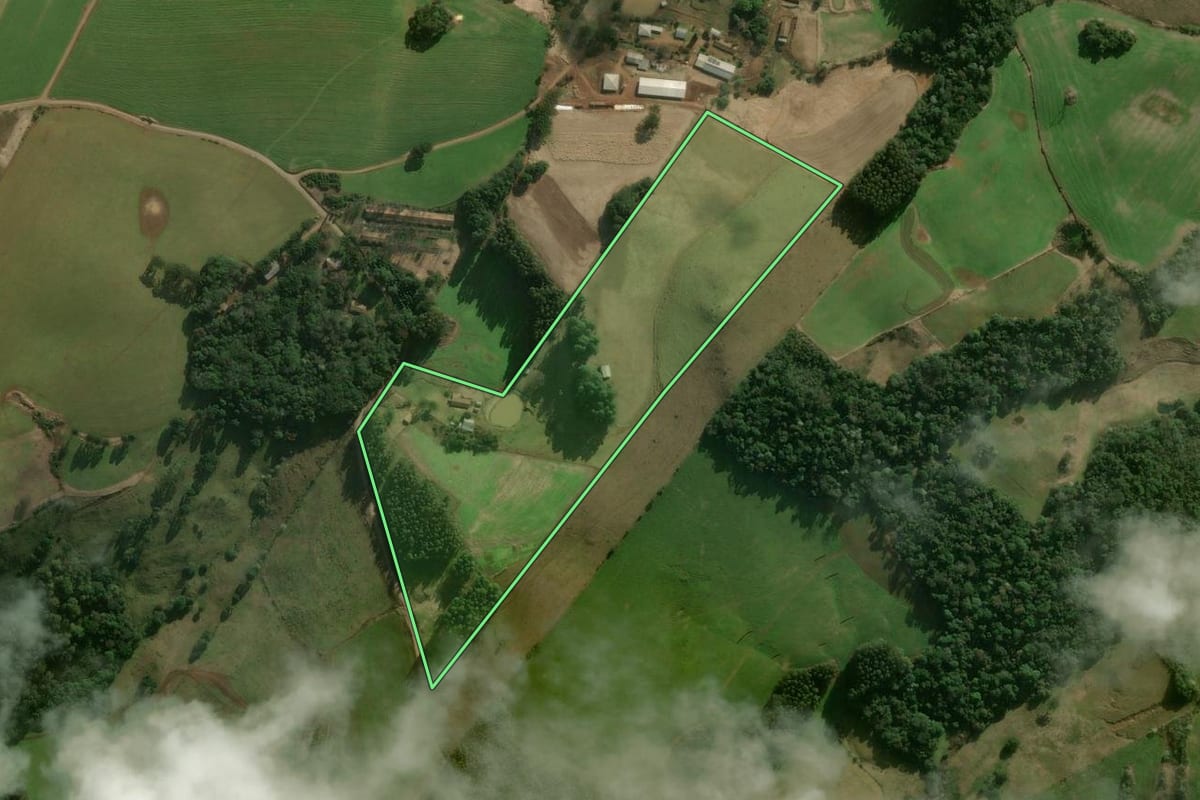 Imagem de satélite do imóvel rural em Campos Novos (SC), com o contorno declarado no CAR desenhado por cima.