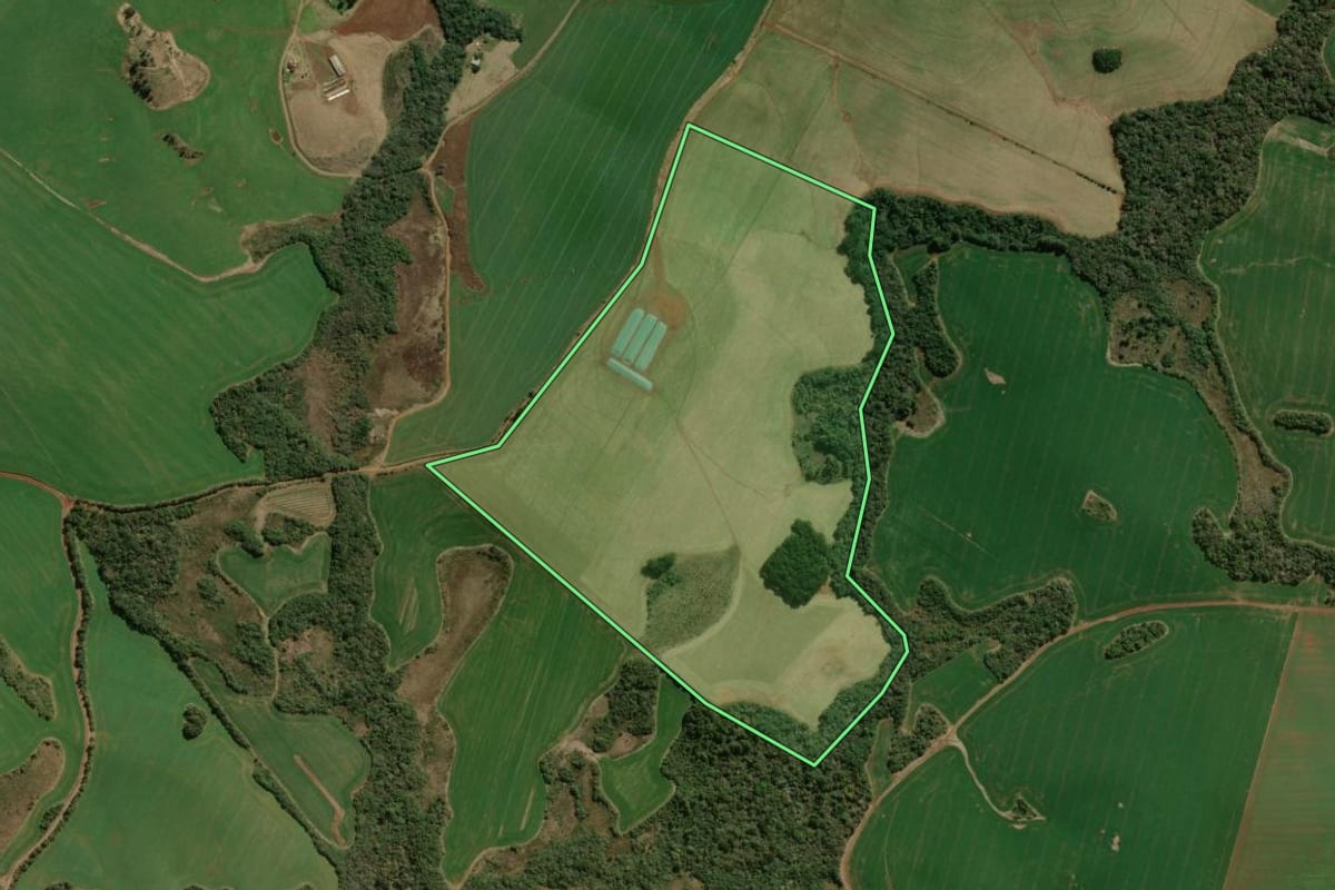 Imagem de satélite do imóvel rural em Campos Novos (SC), com o contorno declarado no CAR desenhado por cima.