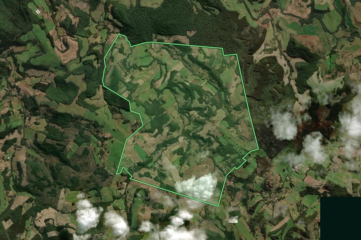Imagem de satélite do imóvel rural em Campos Novos (SC), com o contorno declarado no CAR desenhado por cima.