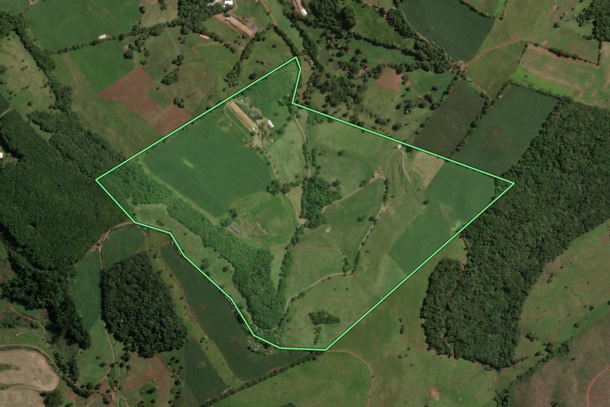 Imagem de satélite do imóvel rural em Campos Novos (SC), com o contorno declarado no CAR desenhado por cima.