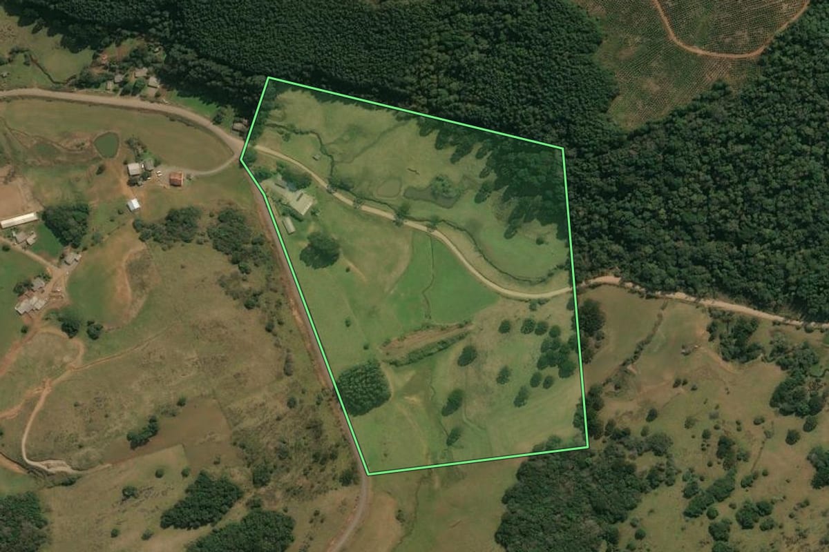 Imagem de satélite do imóvel rural em Campos Novos (SC), com o contorno declarado no CAR desenhado por cima.
