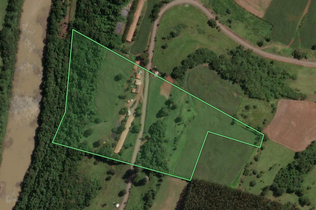 Imagem de satélite do imóvel rural em Campos Novos (SC), com o contorno declarado no CAR desenhado por cima.