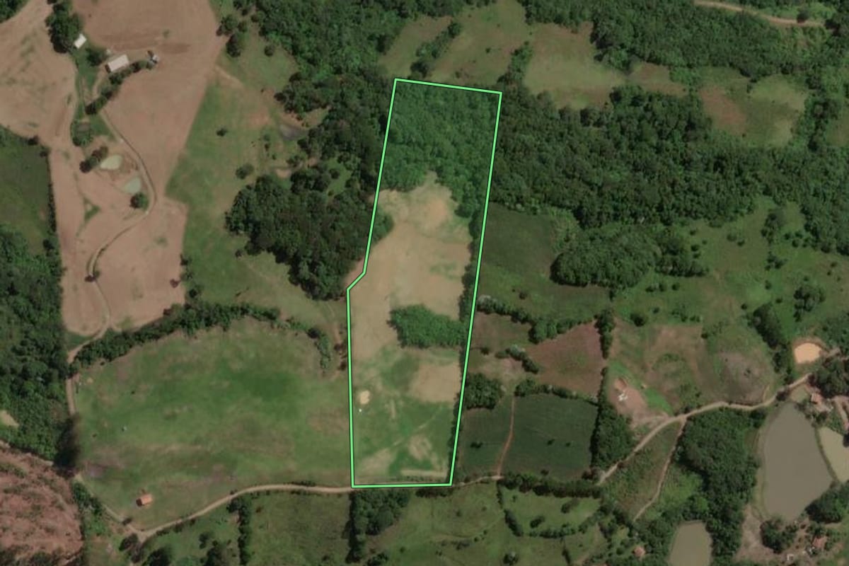 Imagem de satélite do imóvel rural em Campos Novos (SC), com o contorno declarado no CAR desenhado por cima.