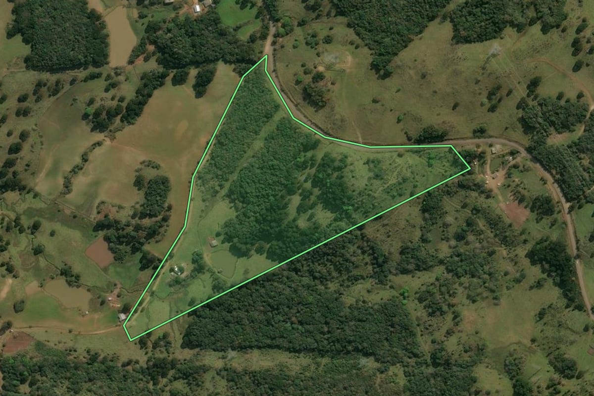 Imagem de satélite do imóvel rural em Campos Novos (SC), com o contorno declarado no CAR desenhado por cima.