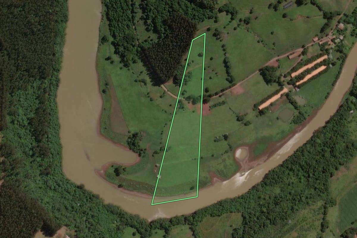Imagem de satélite do imóvel rural em Campos Novos (SC), com o contorno declarado no CAR desenhado por cima.