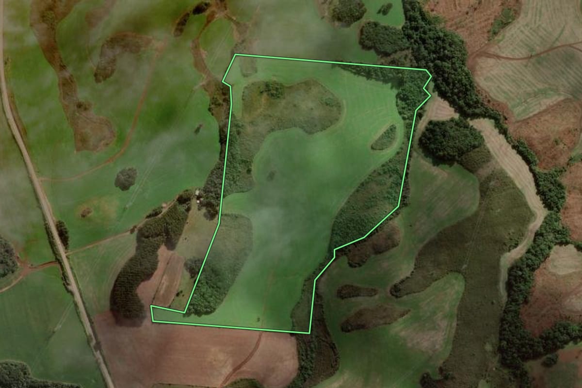 Imagem de satélite do imóvel rural em Campos Novos (SC), com o contorno declarado no CAR desenhado por cima.