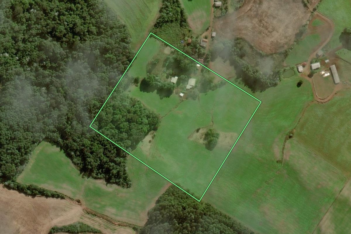 Imagem de satélite do imóvel rural em Campos Novos (SC), com o contorno declarado no CAR desenhado por cima.