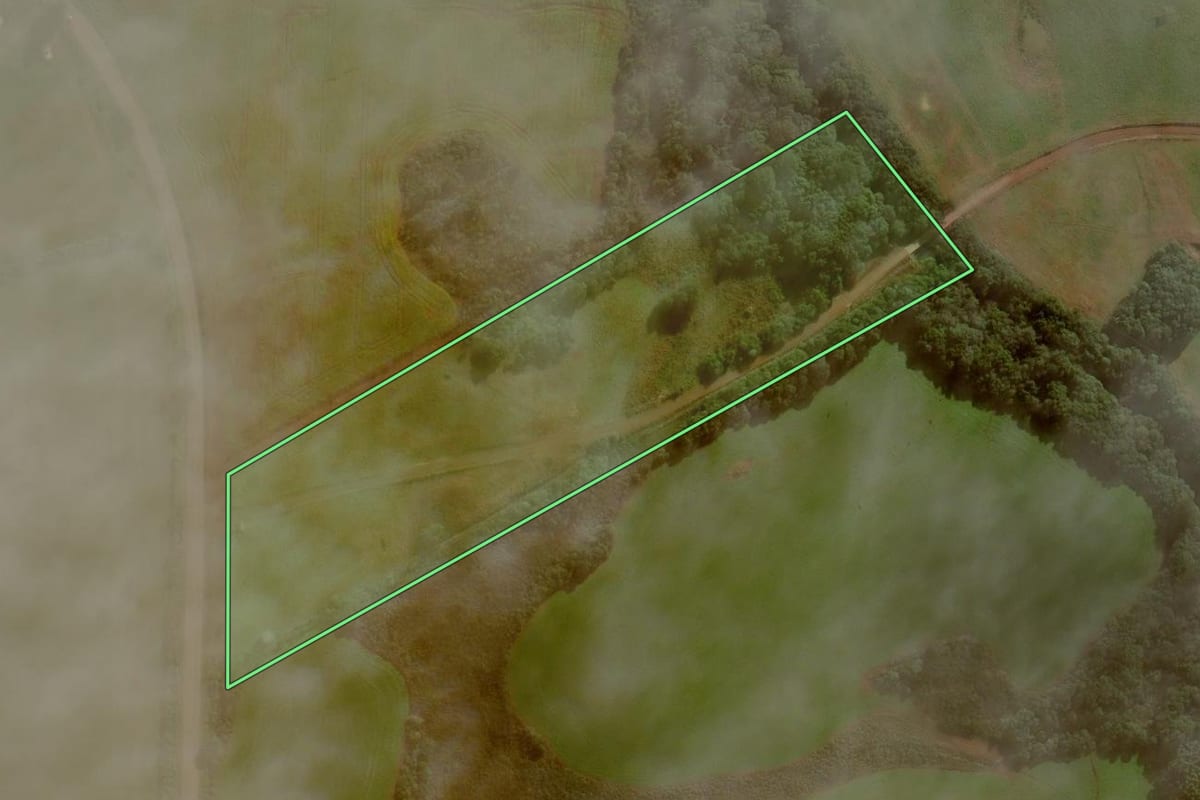Imagem de satélite do imóvel rural em Campos Novos (SC), com o contorno declarado no CAR desenhado por cima.