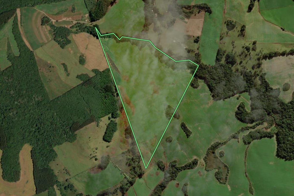 Imagem de satélite do imóvel rural em Campos Novos (SC), com o contorno declarado no CAR desenhado por cima.
