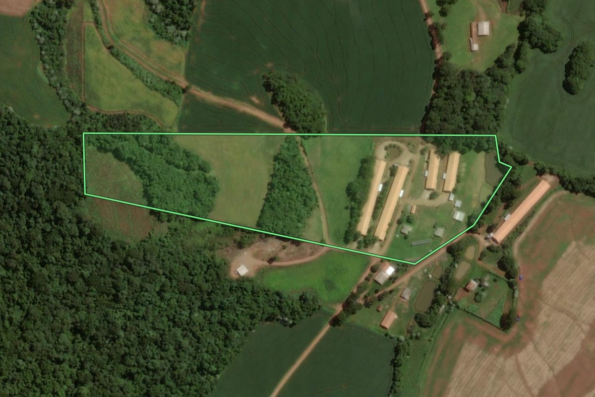 Imagem de satélite do imóvel rural em Campos Novos (SC), com o contorno declarado no CAR desenhado por cima.