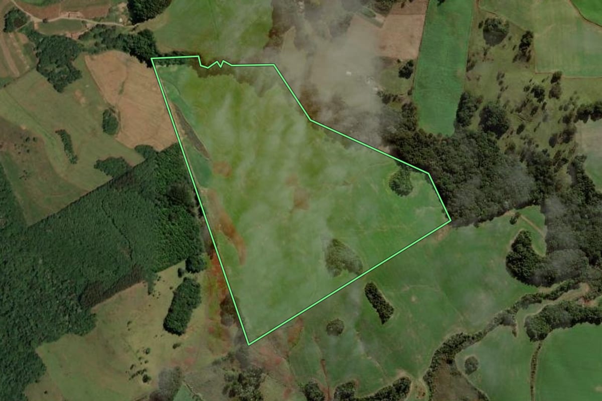 Imagem de satélite do imóvel rural em Campos Novos (SC), com o contorno declarado no CAR desenhado por cima.