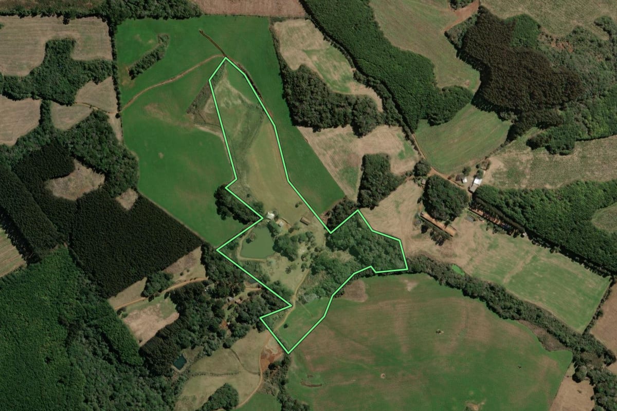 Imagem de satélite do imóvel rural em Campos Novos (SC), com o contorno declarado no CAR desenhado por cima.