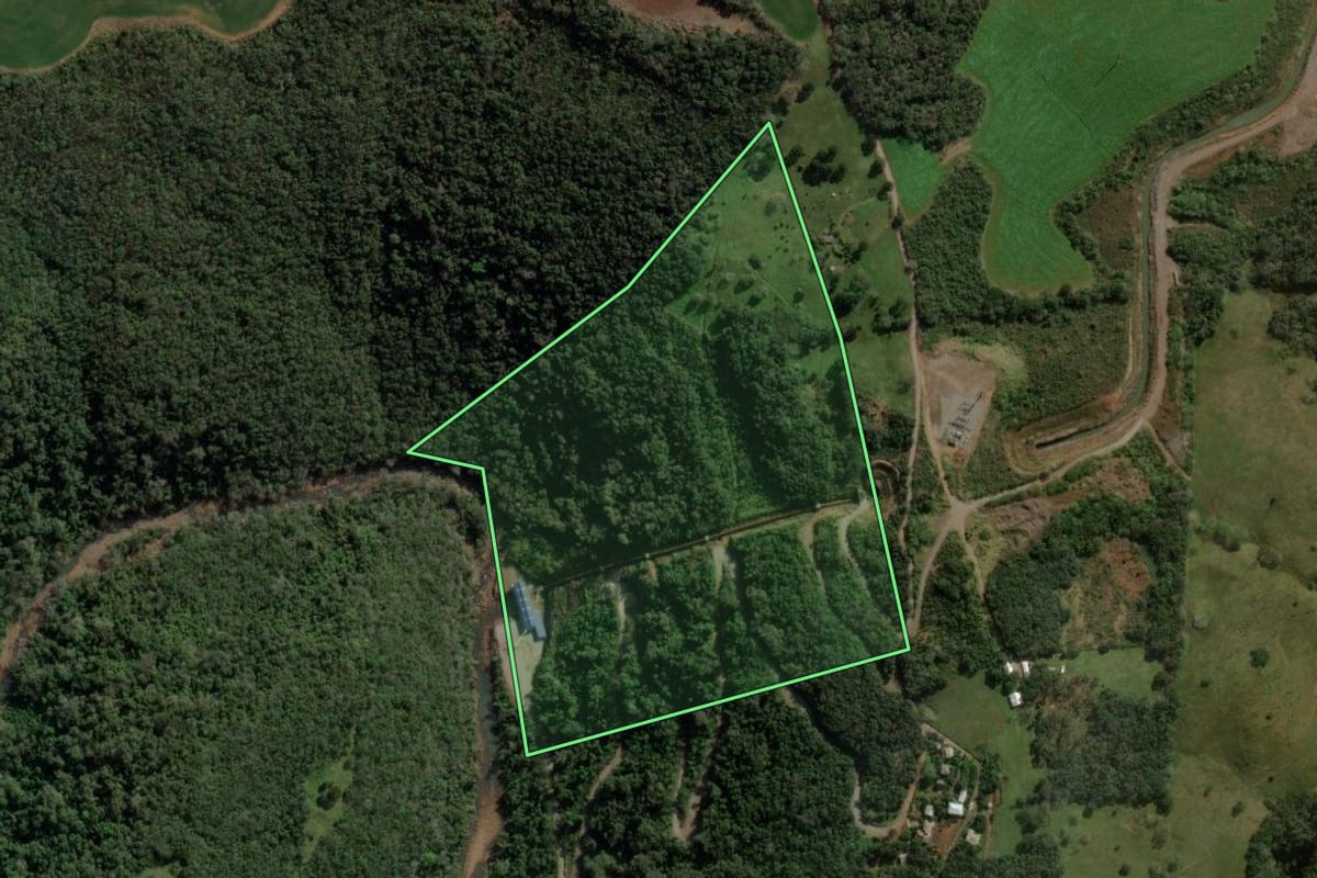 Imagem de satélite do imóvel rural em Campos Novos (SC), com o contorno declarado no CAR desenhado por cima.