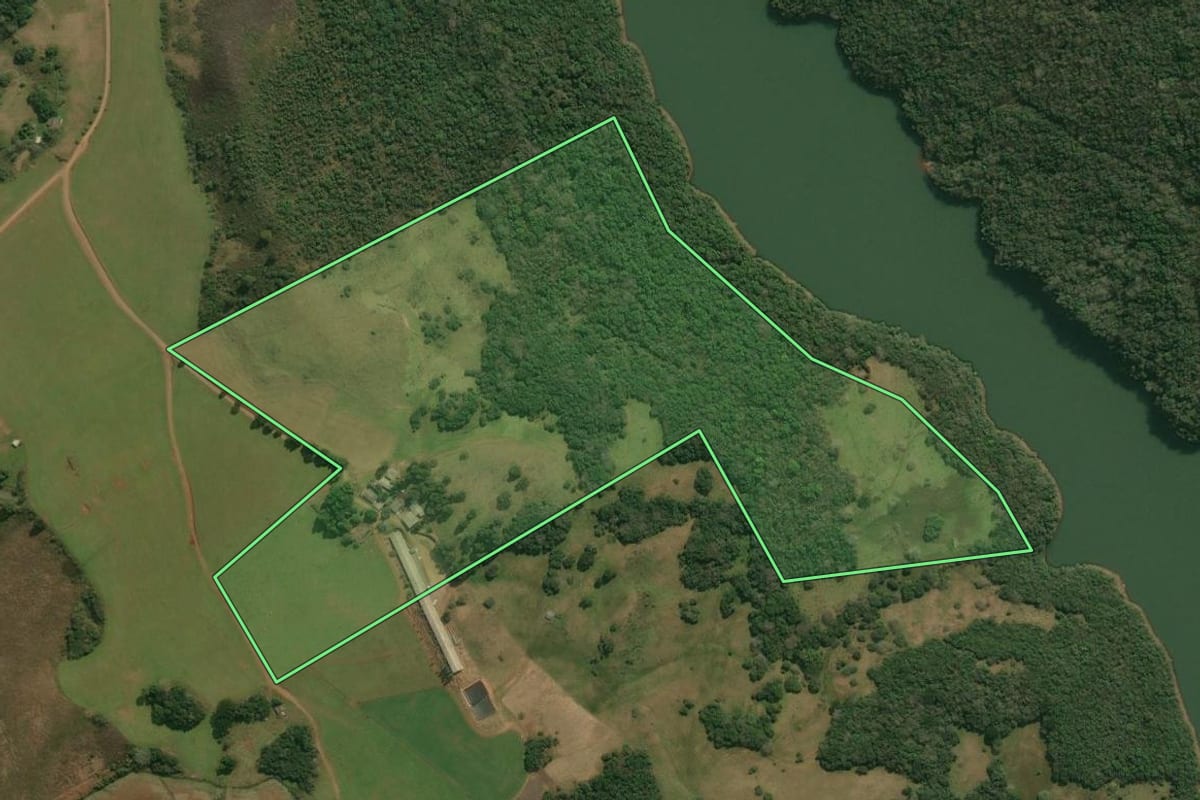 Imagem de satélite do imóvel rural em Campos Novos (SC), com o contorno declarado no CAR desenhado por cima.