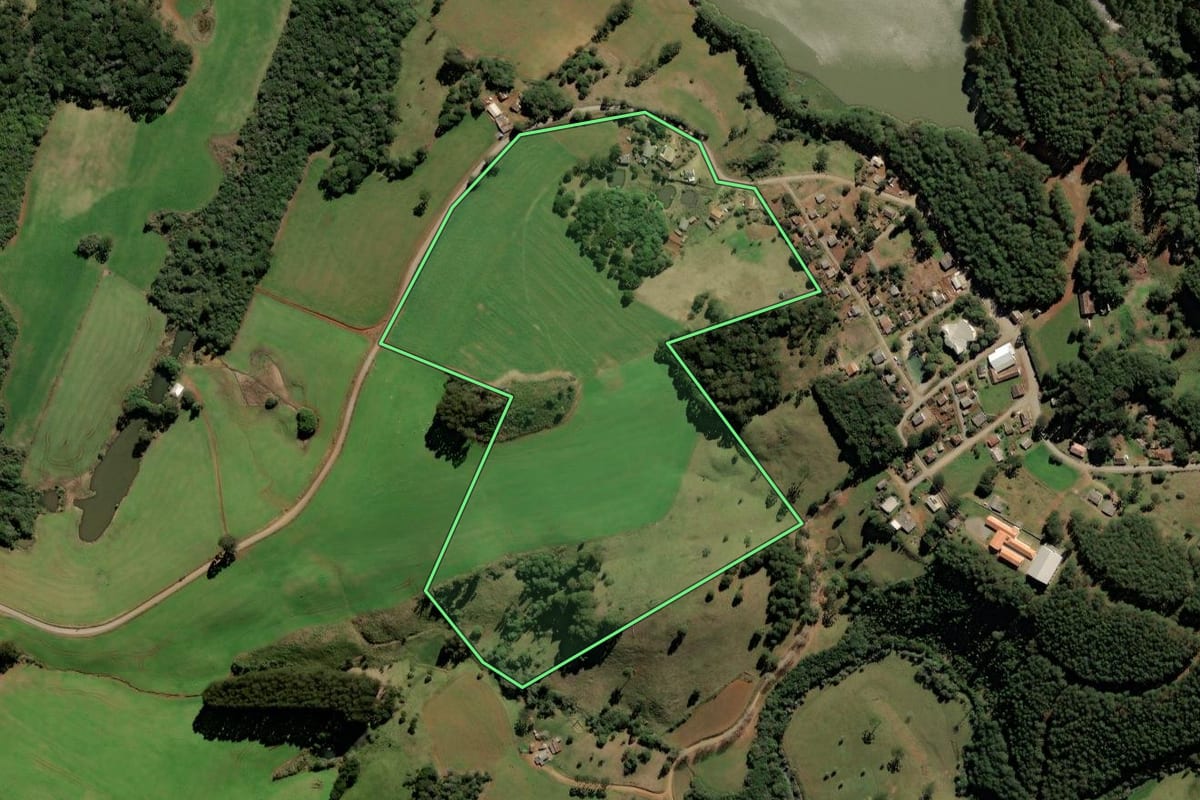 Imagem de satélite do imóvel rural em Campos Novos (SC), com o contorno declarado no CAR desenhado por cima.
