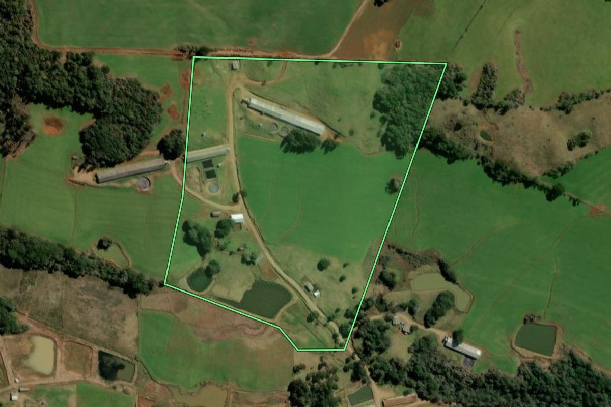 Imagem de satélite do imóvel rural em Campos Novos (SC), com o contorno declarado no CAR desenhado por cima.