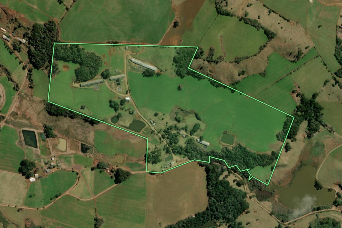 Imagem de satélite do imóvel rural em Campos Novos (SC), com o contorno declarado no CAR desenhado por cima.