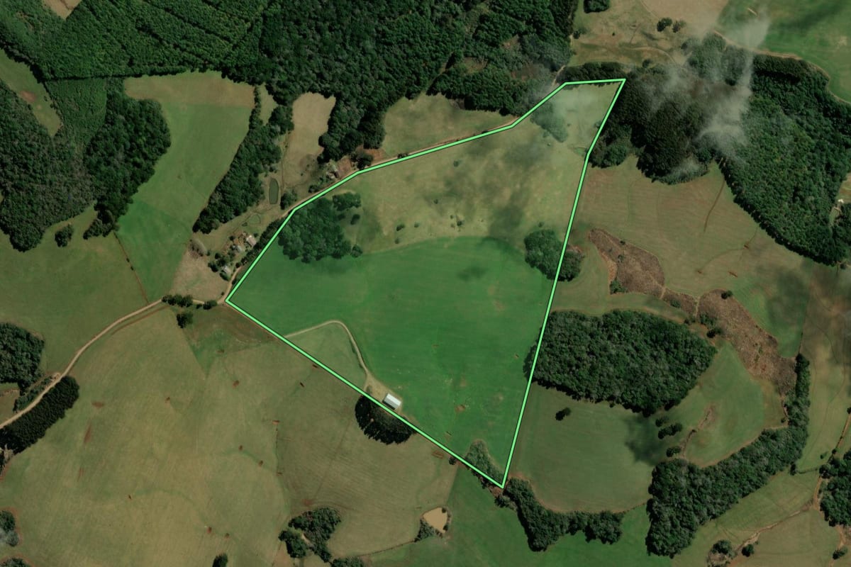 Imagem de satélite do imóvel rural em Campos Novos (SC), com o contorno declarado no CAR desenhado por cima.