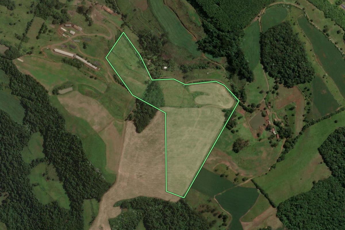 Imagem de satélite do imóvel rural em Campos Novos (SC), com o contorno declarado no CAR desenhado por cima.