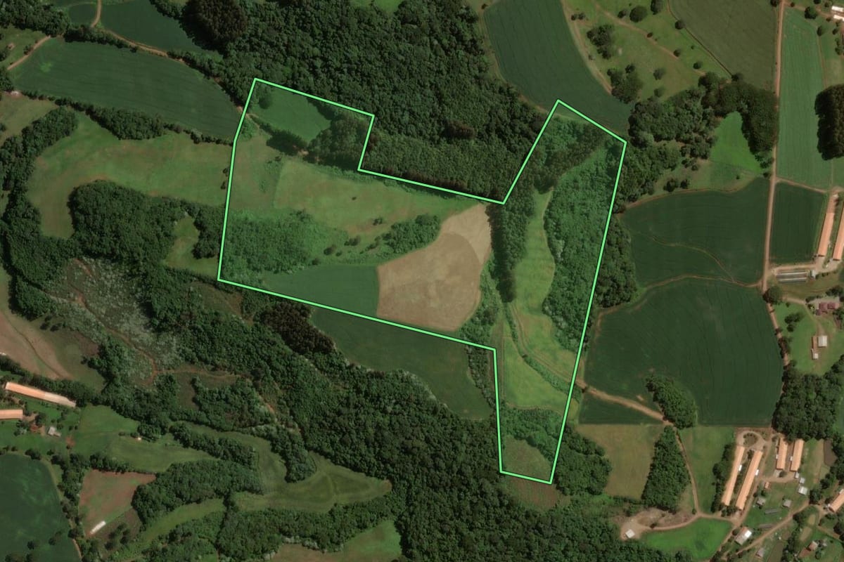 Imagem de satélite do imóvel rural em Campos Novos (SC), com o contorno declarado no CAR desenhado por cima.