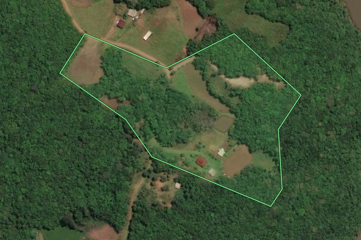 Imagem de satélite do imóvel rural em Campos Novos (SC), com o contorno declarado no CAR desenhado por cima.