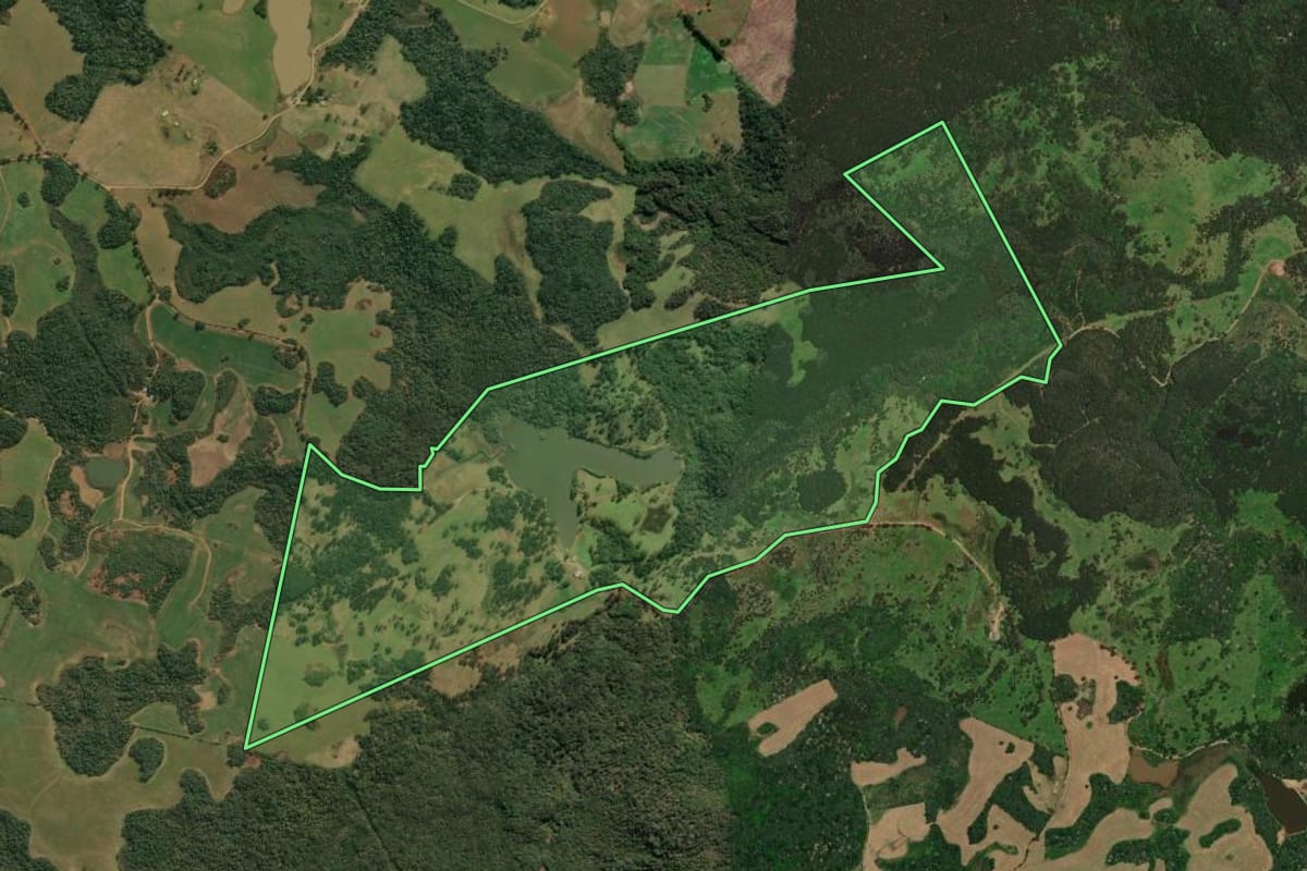 Imagem de satélite do imóvel rural em Campos Novos (SC), com o contorno declarado no CAR desenhado por cima.