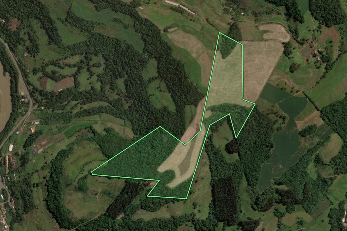 Imagem de satélite do imóvel rural em Campos Novos (SC), com o contorno declarado no CAR desenhado por cima.