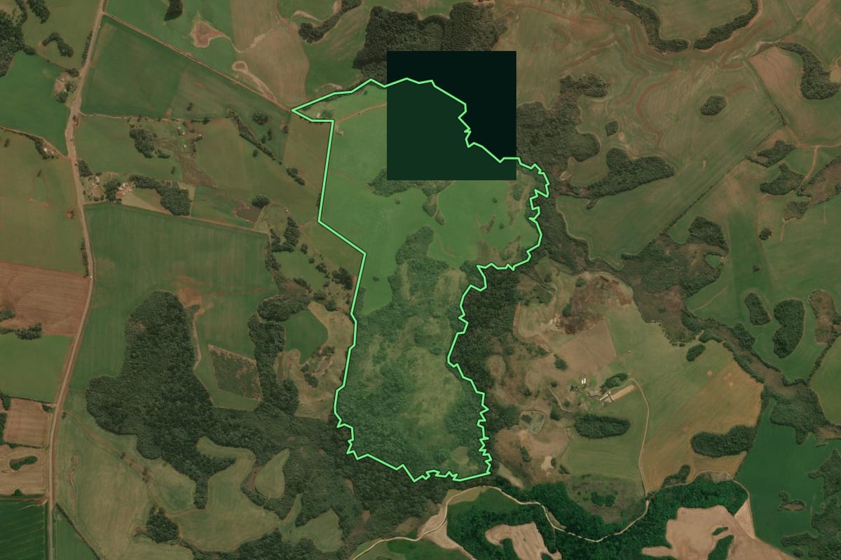 Imagem de satélite do imóvel rural em Campos Novos (SC), com o contorno declarado no CAR desenhado por cima.