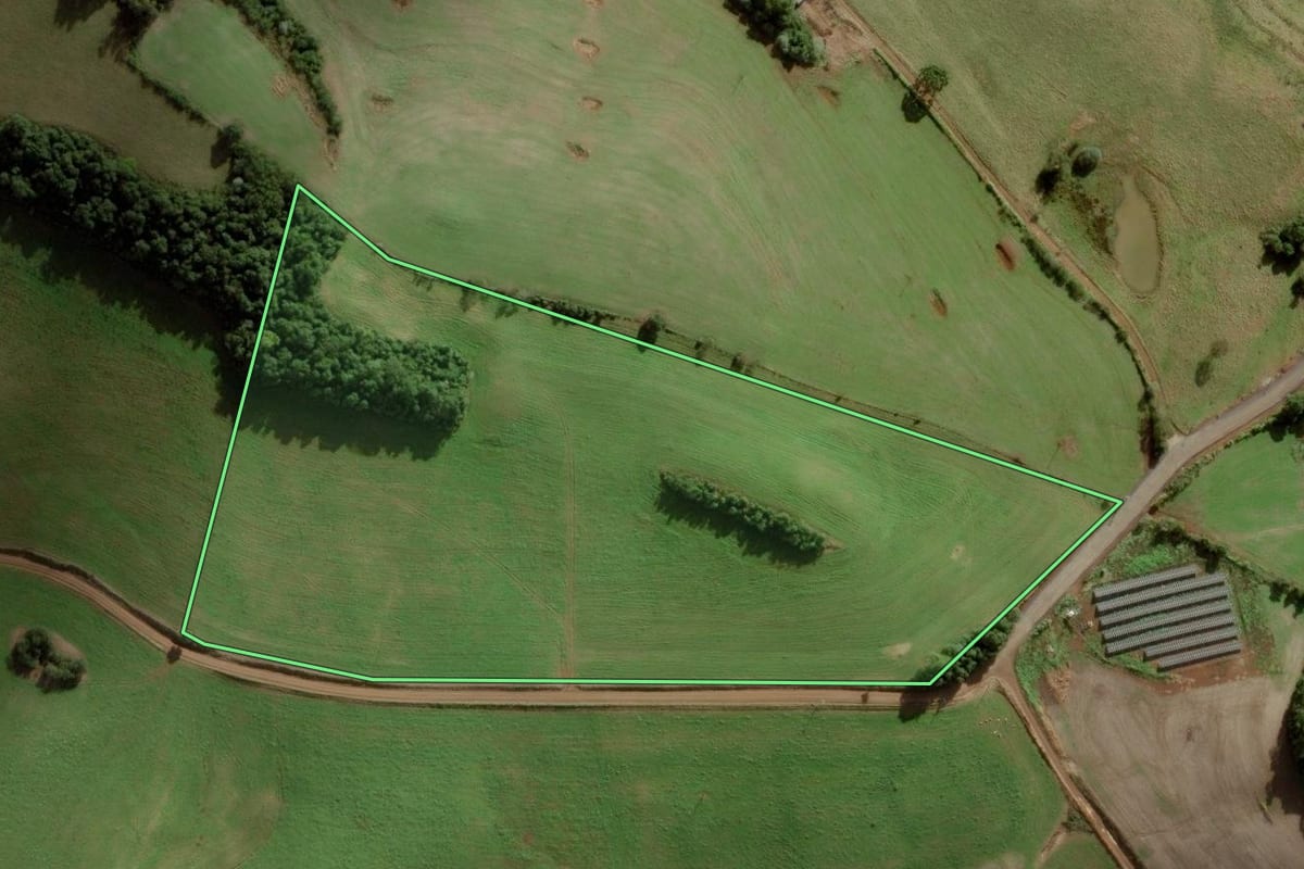 Imagem de satélite do imóvel rural em Campos Novos (SC), com o contorno declarado no CAR desenhado por cima.