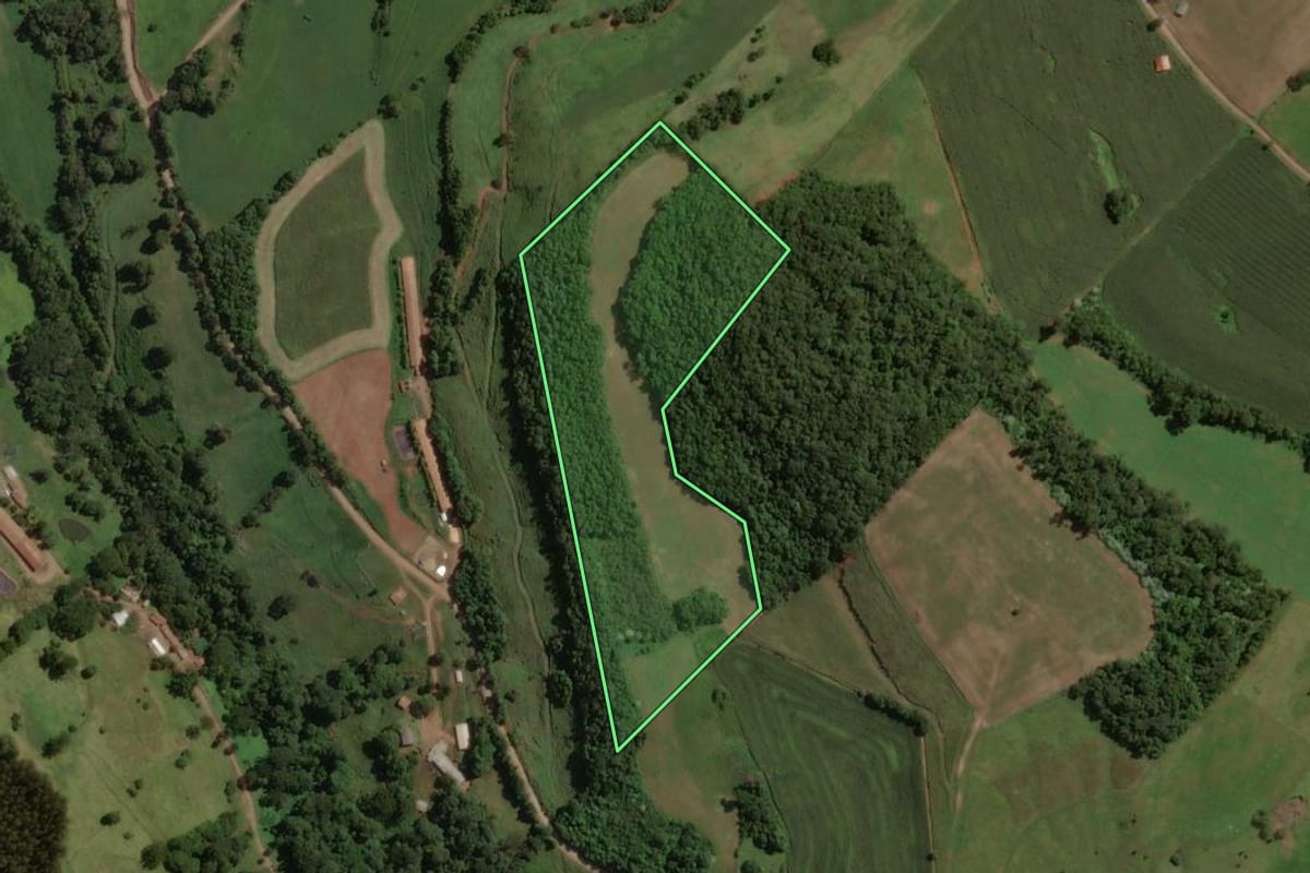 Imagem de satélite do imóvel rural em Campos Novos (SC), com o contorno declarado no CAR desenhado por cima.