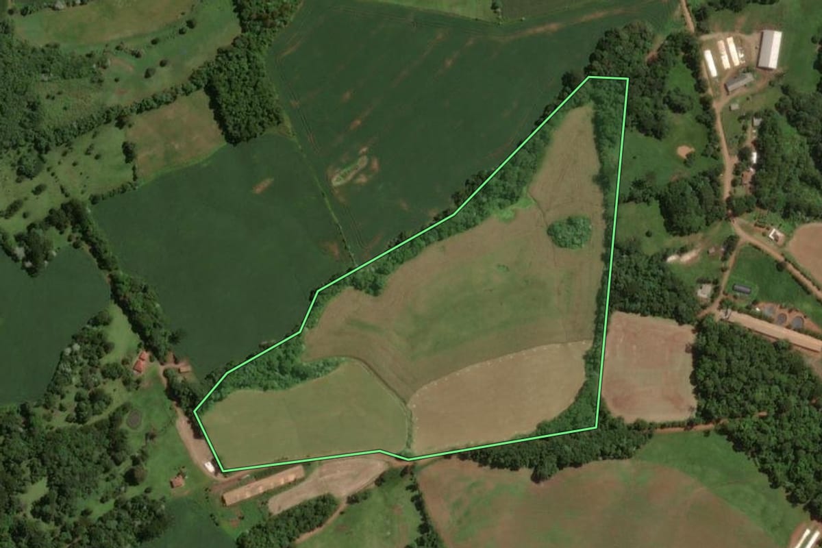 Imagem de satélite do imóvel rural em Campos Novos (SC), com o contorno declarado no CAR desenhado por cima.