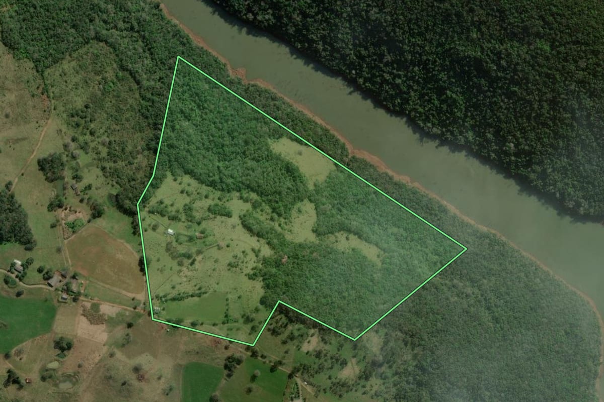 Imagem de satélite do imóvel rural em Campos Novos (SC), com o contorno declarado no CAR desenhado por cima.